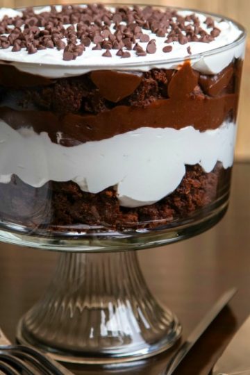 Chocolate Brownie Trifle Dessert - a classic dessert that is sweet, creamy, chewy and crunchy all in one.