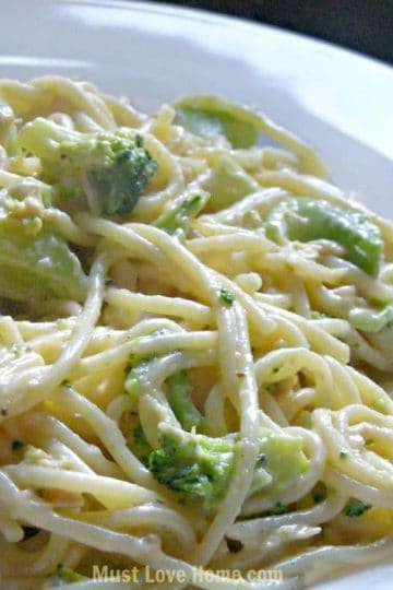Love Chicken and Broccoli? This easy Chicken Broccoli Pasta Alfredo will delight the entire family!! With 20 minutes and just a few simple ingredients you can have this restaurant quality chicken and broccoli dish served in your own kitchen! A perfect idea to use up your leftover chicken! Get the full recipe at www.mustlovehome.com