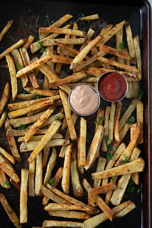 Crispy Garlic Matchstick Fries are amazingly crisp and flavorful oven baked fries seasoned with garlic.. #mustlovehomecooking #frenchfries #potatoes