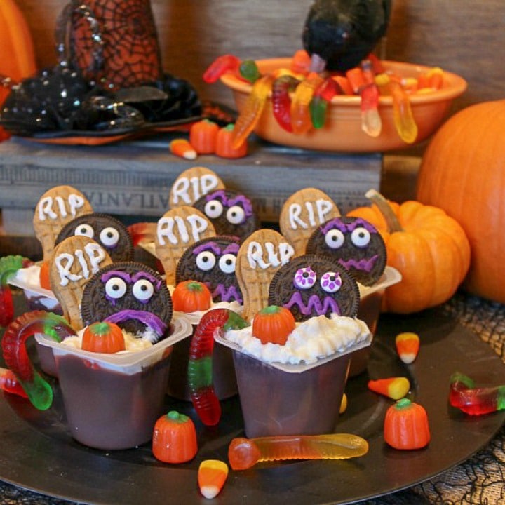 Fall is rushing by and Halloween will be here before we know it. One of the best ways I know to get the scary time started is by conjuring up a spooky  treat that both the kids and grown-ups will love.