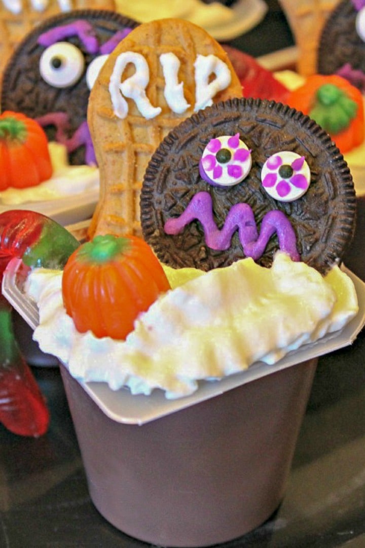 Fall is rushing by and Halloween will be here before we know it. One of the best ways I know to get the scary time started is by conjuring up a spooky  treat that both the kids and grown-ups will love.