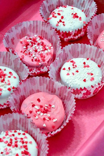Make these irresistible Sweetheart Truffles with chocolate sandwich cookies, melted candies and festive sprinkles for your sweetheart right in your own kitchen!