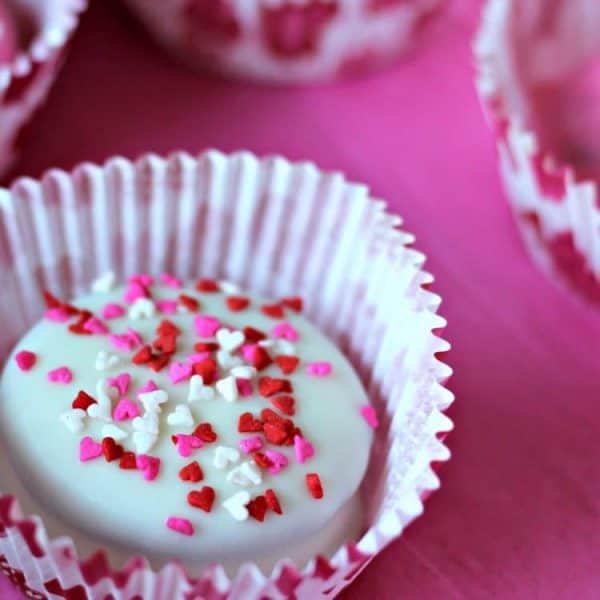 Make these super cute Sweetheart Truffles for your Valentine in just a few simple steps! Using cookies, melted candies and festive sprinkles, you can make these for your sweetheart right in your own kitchen!