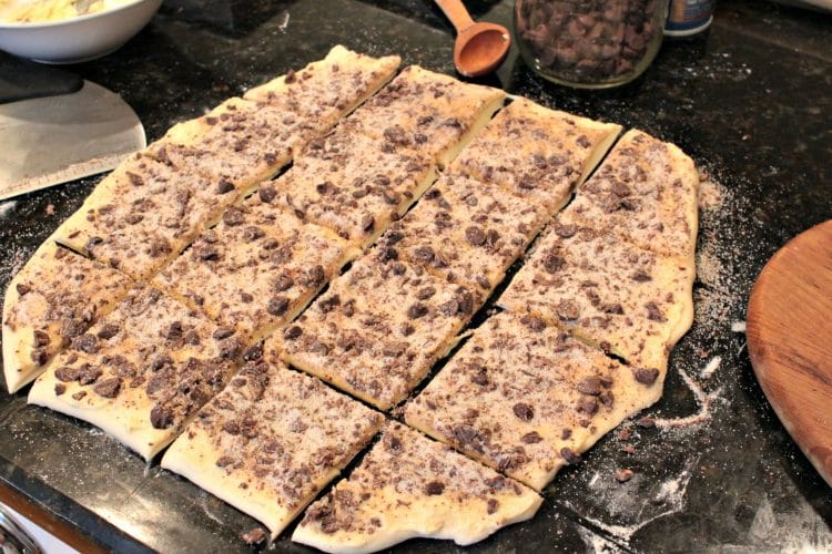 Chocolate Pumpkin Spice Pull Apart Bread is a soft, buttery loaf chock full of autumn flavors. Chocolate chips, pumpkin pie spice and frozen bread dough combine in this easy recipe that anyone can make.