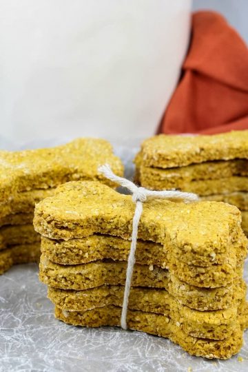 Oatmeal Pumpkin Homemade Dog Biscuits are filled with wholesome ingredients like oat flour and pure pumpkin puree, you can feel good about giving them to your dog.
