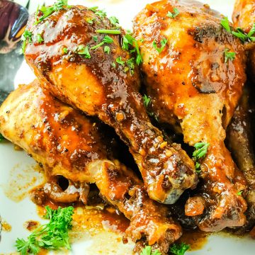 Slow Cooker Barbecue Chicken is made easy in the crock pot with moist chicken legs and an addictive savory sweet barbecue sauce. #mustlovehomecooking