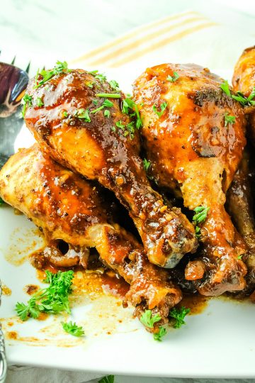 Slow Cooker Barbecue Chicken is made easy in the crock pot with moist chicken legs and an addictive savory sweet barbecue sauce. #mustlovehomecooking