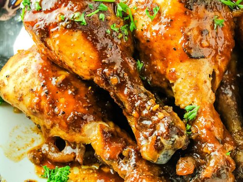 Slow Cooker Barbecue Chicken is made easy in the crock pot with moist chicken legs and an addictive savory sweet barbecue sauce. #mustlovehomecooking