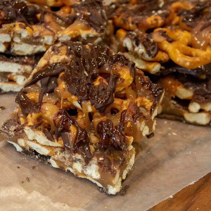 These easy Salted Caramel Chocolate Pretzel Bars have only 6 ingredients and will quickly become your new favorite sweet and salty treat!  A deliciously simple No Bake recipe! #dessert #saltedcaramelrecipe #pretzelrecipe #pretzels