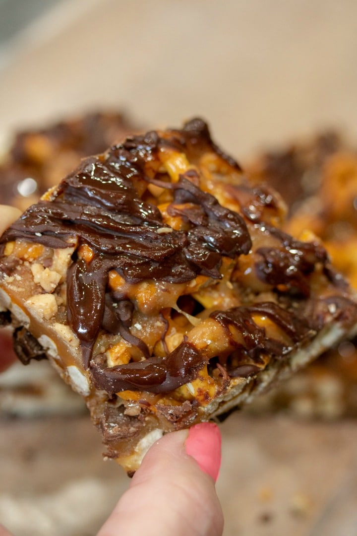 These easy Salted Caramel Chocolate Pretzel Bars have only 6 ingredients and will quickly become your new favorite sweet and salty treat!  A deliciously simple No Bake recipe! #dessert #saltedcaramelrecipe #pretzelrecipe #pretzels