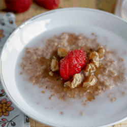 Easy Slow Cooker Strawberry Honey Oatmeal