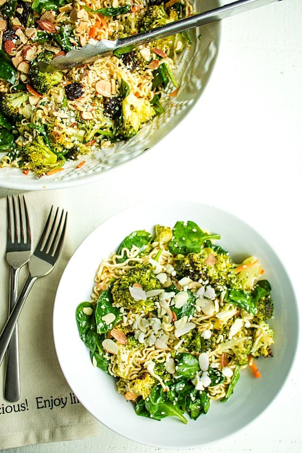 Cold Noodle Broccoli Spinach Salad is a tasty blend of ramen noodles, roasted fresh broccoli and spinach, tossed in a light vinaigrette. #mustlovehomecooking #broccolisalad