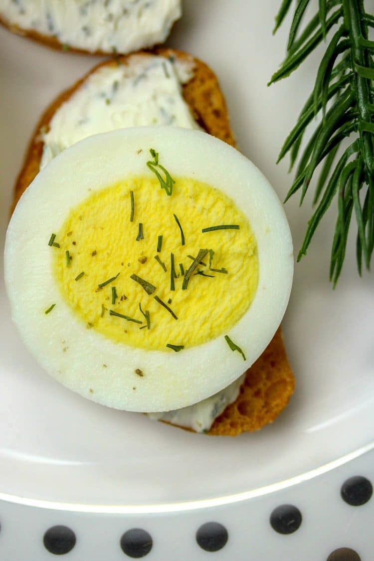 Easy Egg Dill Crostini Appetizer is so simple you will feel like you are cheating! Only 4 ingredients and 15 minutes to make appetizers for a crowd! Great for holiday parties!