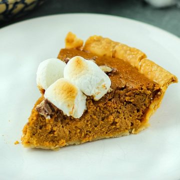 The BEST old fashioned pumpkin pie recipe! Make it easy with canned pumpkin puree, sweetened condensed milk and lots of seasonal spices. #mustlovehomecooking