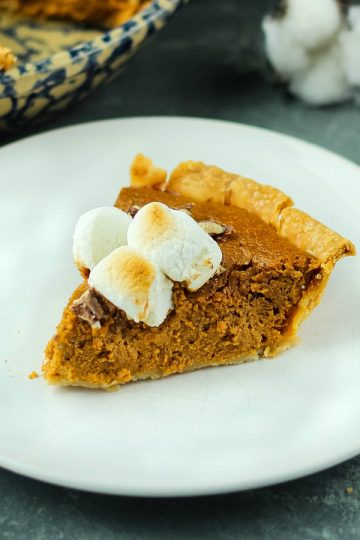 The BEST old fashioned pumpkin pie recipe! Make it easy with canned pumpkin puree, sweetened condensed milk and lots of seasonal spices. #mustlovehomecooking