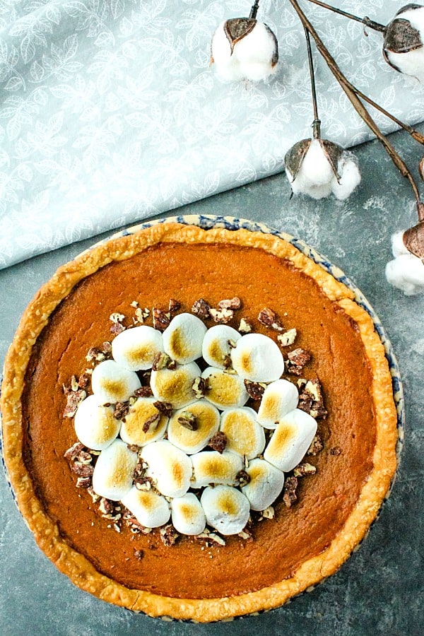 The BEST old fashioned pumpkin pie recipe! Make it easy with canned pumpkin puree, sweetened condensed milk and lots of seasonal spices. #mustlovehomecooking