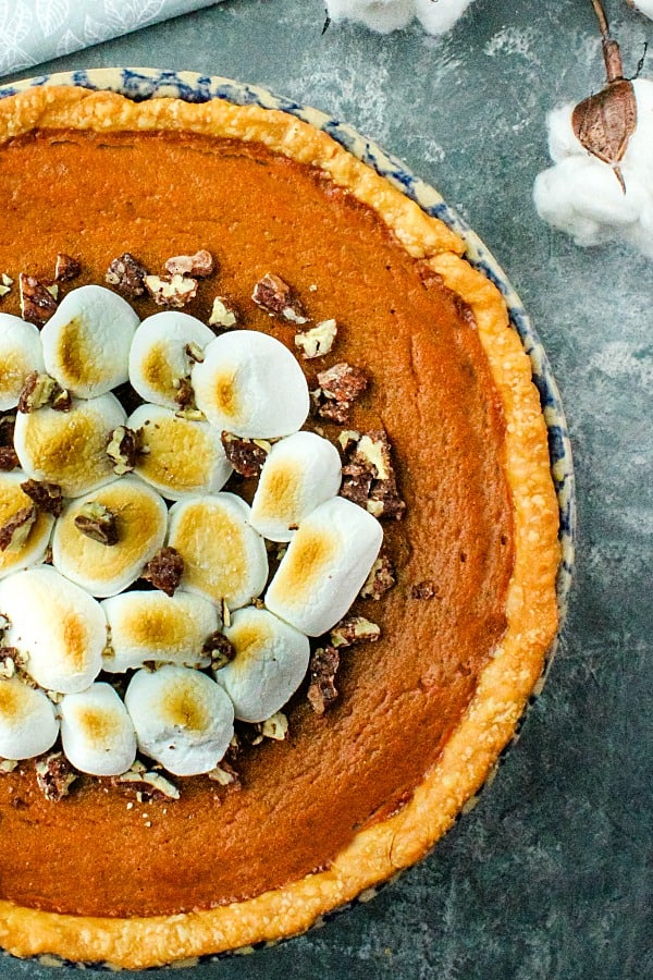 The BEST old fashioned pumpkin pie recipe! Make it easy with canned pumpkin puree, sweetened condensed milk and lots of seasonal spices. #mustlovehomecooking