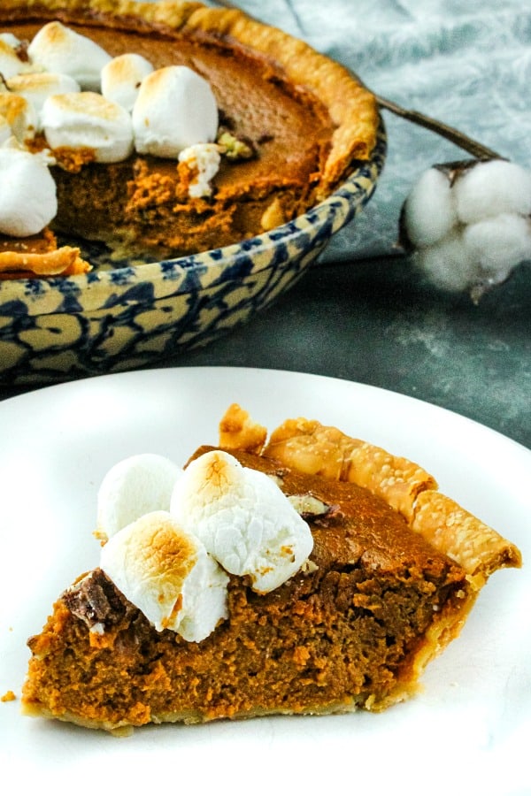 The BEST old fashioned pumpkin pie recipe! Make it easy with canned pumpkin puree, sweetened condensed milk and lots of seasonal spices. #mustlovehomecooking