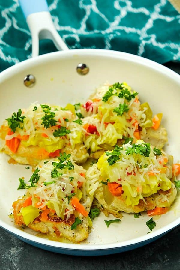 Easy Italian Chicken Giardiniera is a delicious, full of flavor recipe made with only 5 ingredients. It's 30 minute supper cooking at it's tastiest! #mustlovehomecooking