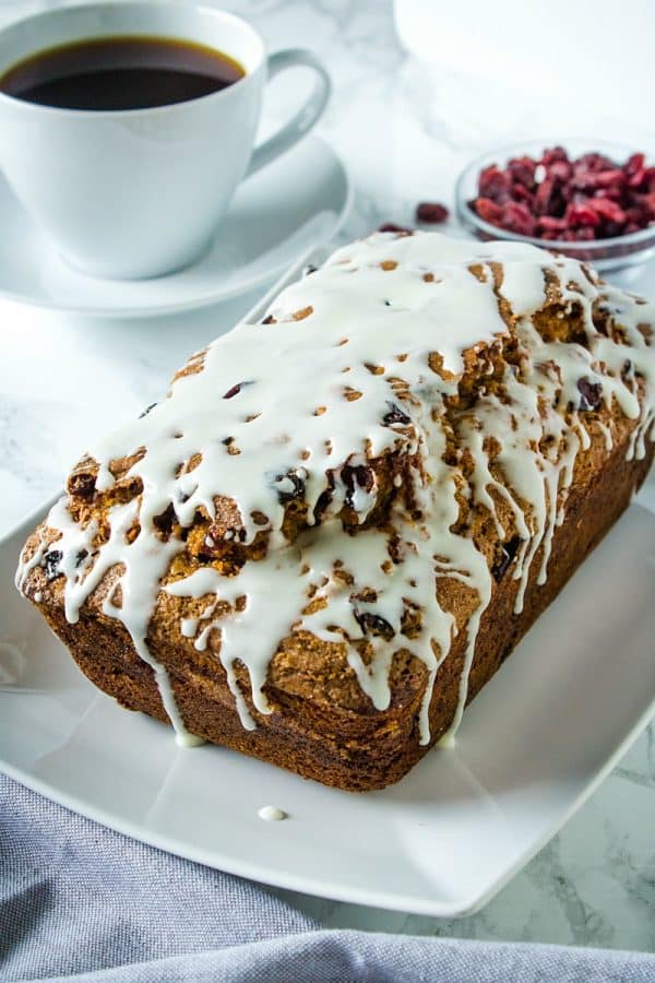 Cranberry Cinnamon Banana Bread - super moist and tender bread with cranberry, cinnamon and yogurt flavors make this delicious loaf perfect for breakfast or dessert! #mustlovehomecooking