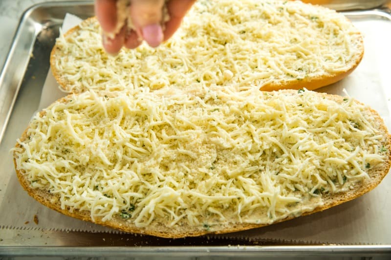 This is the BEST Cheesy Garlic Bread! One bite of this cheesy gooey bread will have eveyone begging for it again and again! #mustlovehomecooking #garlicbread