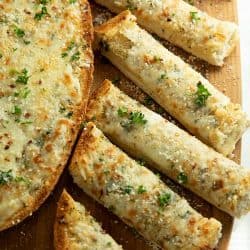 This is the BEST Cheesy Garlic Bread! One bite of this cheesy gooey bread will have everyone begging for it again and again! #mustlovehomecooking #garlicbread
