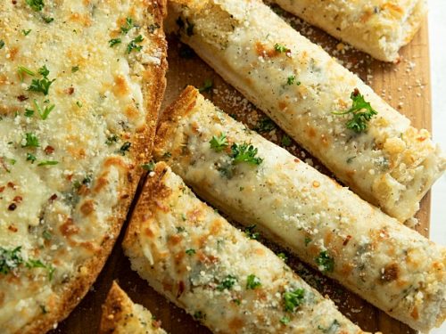 This is the BEST Cheesy Garlic Bread! One bite of this cheesy gooey bread will have everyone begging for it again and again! #mustlovehomecooking #garlicbread