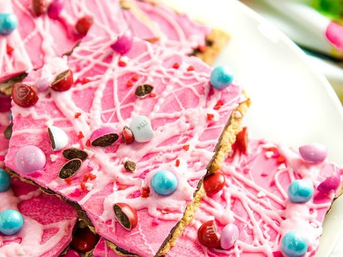 Sweetheart Graham Chocolate Candy Bark is a fun to make Valentine dessert or snack made with layers of crispy graham crackers, chocolate, and candy pieces. It's the perfect sweet for your sweetheart. #mustlovehomecooking