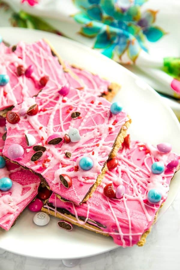 Sweetheart Graham Candy Bark made with layers of crispy graham crackers, chocolate, and candy pieces. It's the perfect sweet for your sweetheart. #mustlovehomecooking