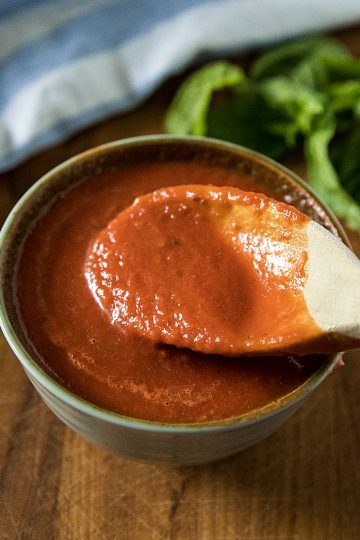 Easy pizza sauce with San Marzano tomatoes, olive oil and seasonings is ready to go in under 5 minutes.#mustlovehomecooking #pizzasaucerecipe