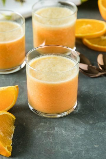 A healthy and anti-inflammatory smoothie made with FRESH oranges, pineapple and cinnamon. Vegan, non-dairy and sugar-free! #mustlovehomecooking #smoothierecipe