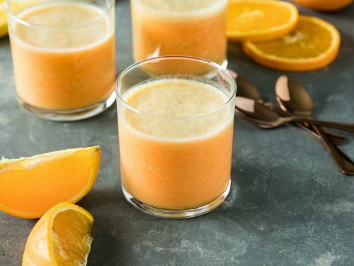 A healthy and anti-inflammatory smoothie made with FRESH oranges, pineapple and cinnamon. Vegan, non-dairy and sugar-free! #mustlovehomecooking #smoothierecipe
