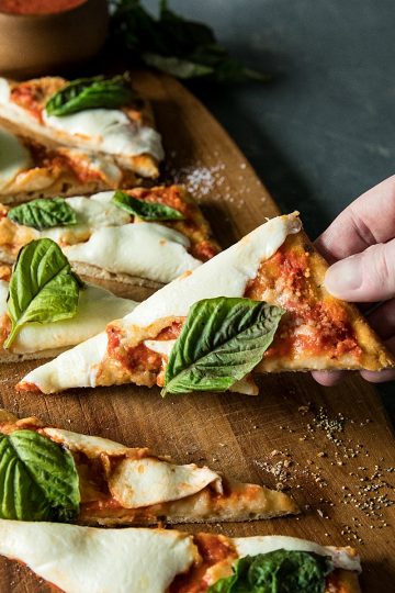 Easy Margherita Flatbread Pizza is a tasty, simple recipe for homemade pizza with flatbread crust, San Marzano pizza sauce, fresh mozarella and basil. #mustlovehomecooking #margheritapizza #pizzarecipes