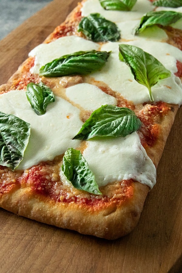 Easy Margherita Flatbread Pizza is a tasty, simple recipe for homemade pizza with flatbread crust, San Marzano pizza sauce, fresh mozarella and basil. #mustlovehomecooking #margheritapizza #pizzarecipes