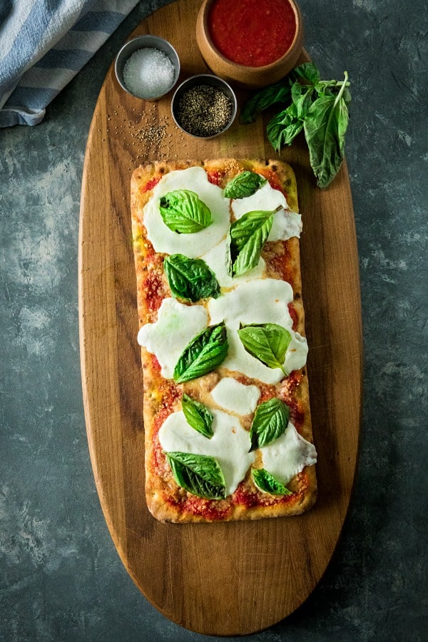 Easy Margherita Flatbread Pizza is a tasty, simple recipe for homemade pizza with flatbread crust, San Marzano pizza sauce, fresh mozarella and basil. #mustlovehomecooking #margheritapizza #pizzarecipes