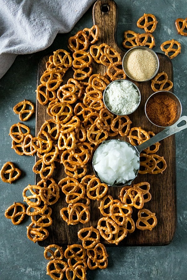 Easy Garlic Ranch Pretzels are irresistibly tasty and simple to make with a zesty blend of seasonings.#mustlovehomecooking #ranchpretzels