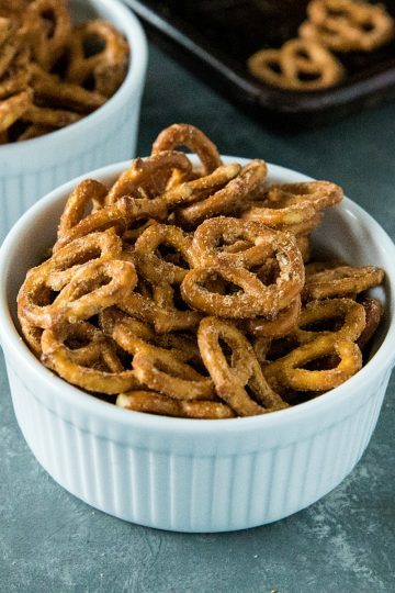 Easy Garlic Ranch Pretzels are irresistibly tasty and simple to make with a zesty blend of seasonings.#mustlovehomecooking #ranchpretzels