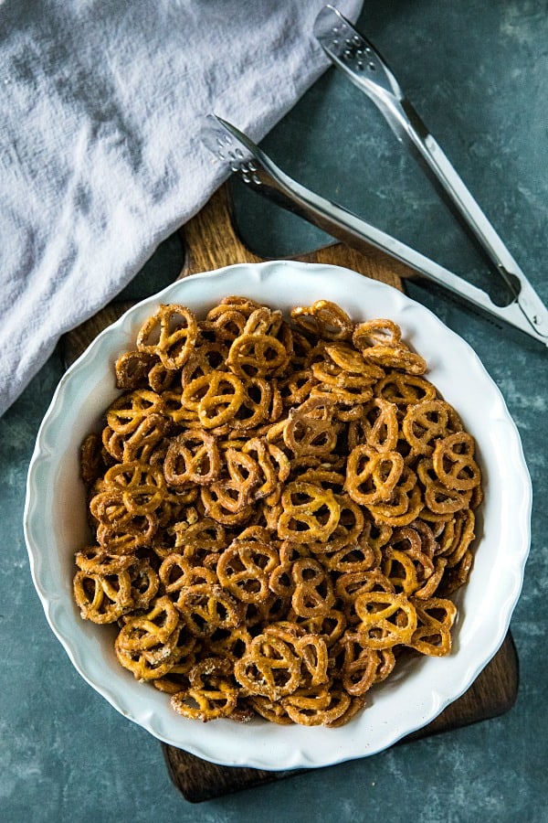 Easy Garlic Ranch Pretzels are irresistibly tasty and simple to make with a zesty blend of seasonings.#mustlovehomecooking #ranchpretzels