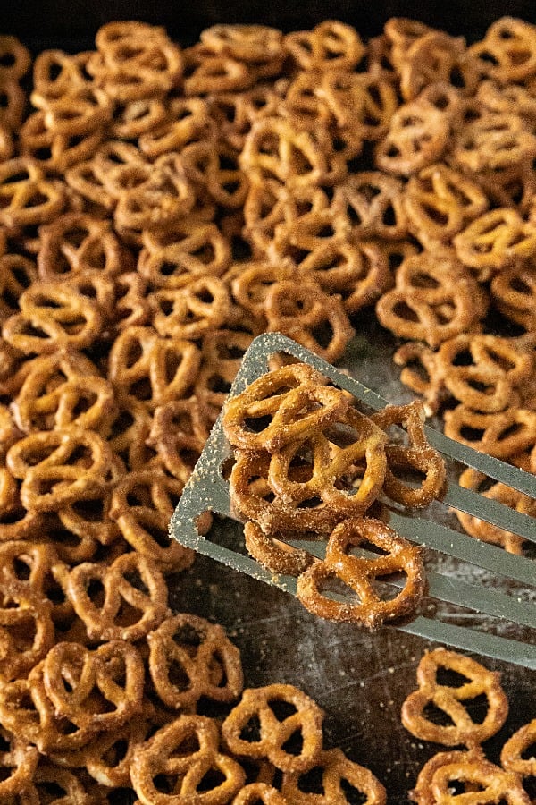 Easy Garlic Ranch Pretzels are irresistibly tasty and simple to make with a zesty blend of seasonings.#mustlovehomecooking #ranchpretzels