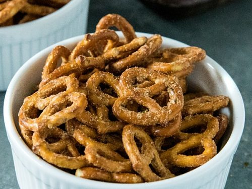 Easy Garlic Ranch Pretzels are irresistibly tasty and simple to make with a zesty blend of seasonings.#mustlovehomecooking #ranchpretzels