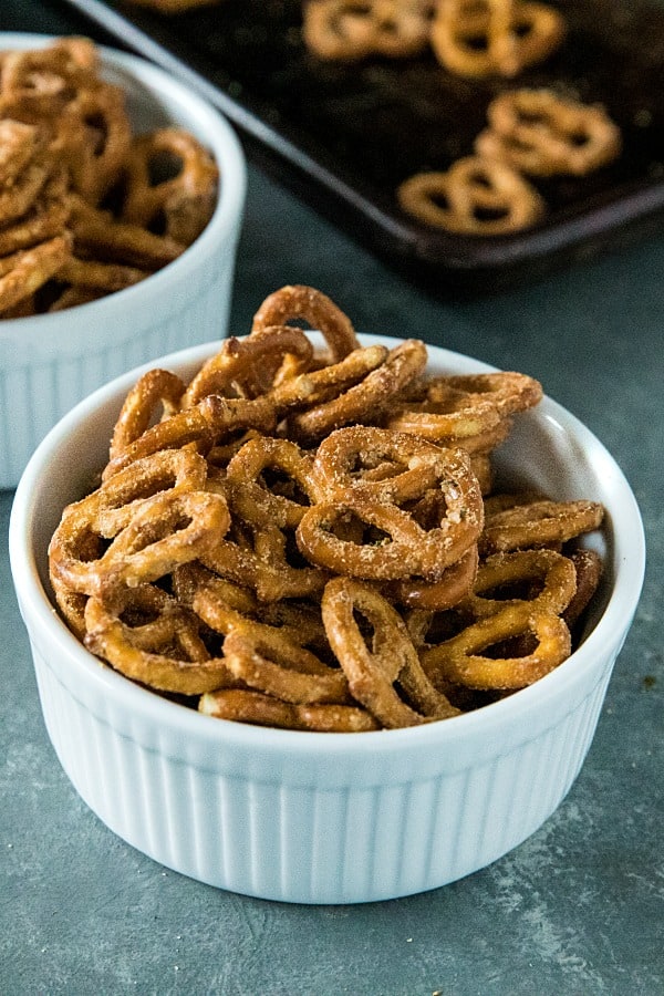 Easy Garlic Ranch Pretzels are irresistibly tasty and simple to make with a zesty blend of seasonings.#mustlovehomecooking #ranchpretzels