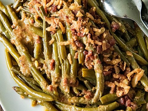 Super tender, loaded with flavor Southern-style green bean recipe with bacon, crispy onions and lots of seasonings. #mustlovehomecooking #slowcookerrecipes #greenbeanrecipe