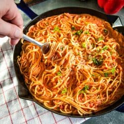 Easy Roasted Red Pepper Pasta made simple with garlic, heavy cream and parmesan cheese! #mustlovehomecooking