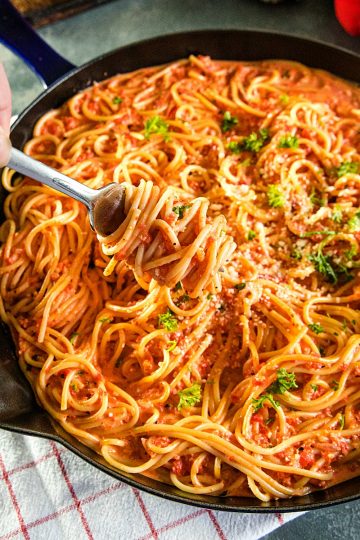 Easy Roasted Red Pepper Pasta made simple with garlic, heavy cream and parmesan cheese! #mustlovehomecooking