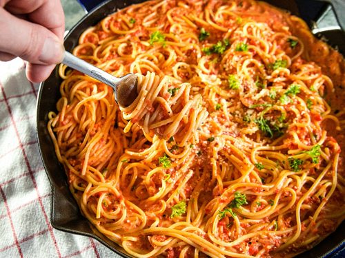 Easy Roasted Red Pepper Pasta made simple with garlic, heavy cream and parmesan cheese! #mustlovehomecooking