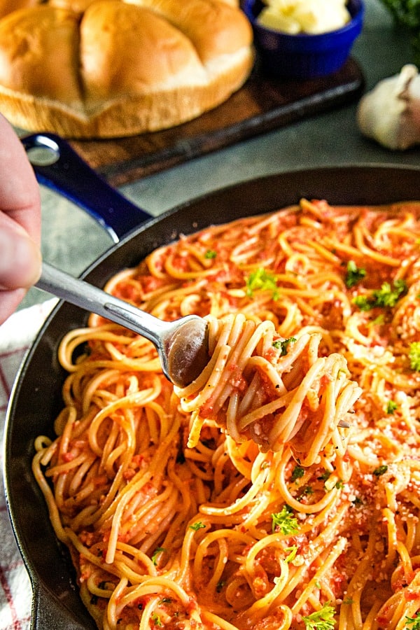 Easy Roasted Red Pepper Pasta made simple with garlic, heavy cream and parmesan cheese! A perfect weeknight dinner that's addictive and irresistible! #mustlovehomecooking