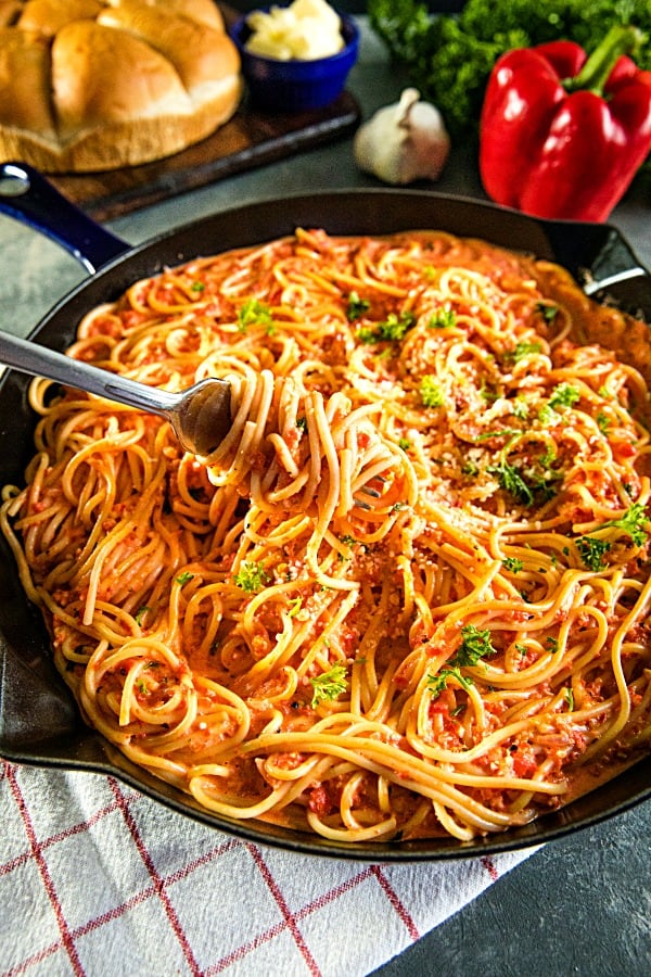 Easy Roasted Red Pepper Pasta made simple with garlic, heavy cream and parmesan cheese! A perfect weeknight dinner that's addictive and irresistible! #mustlovehomecooking