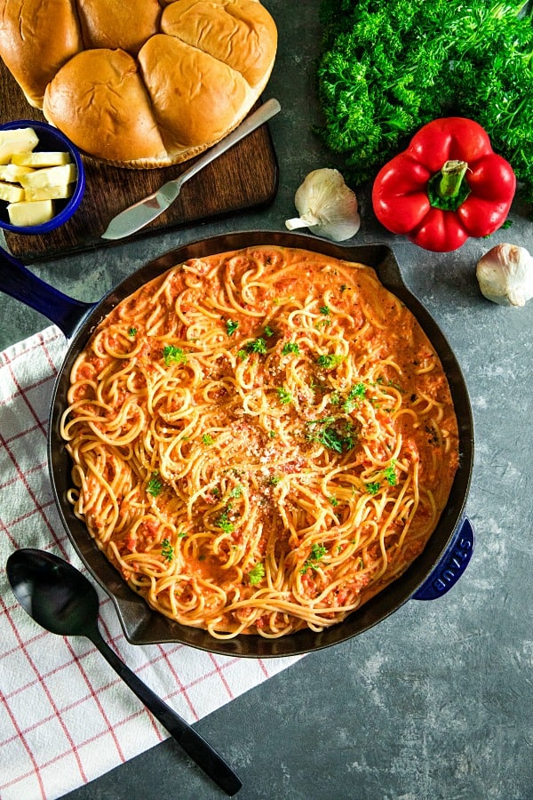 Easy Roasted Red Pepper Pasta made simple with garlic, heavy cream and parmesan cheese! A perfect weeknight dinner that's addictive and irresistible! #mustlovehomecooking