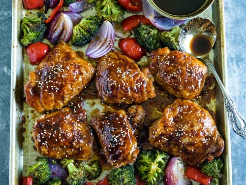 Sheet Pan Sesame Chicken with broccoli, peppers and an addictive tangy sauce. A crave worthy alternative to take-out!#mustlovehome