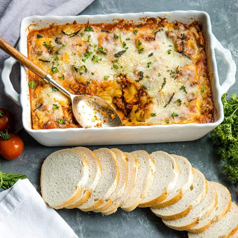 Easy Beef and Cheese Ravioli Bake is dinner made easy. It's a beefy, cheesy casserole made with 5 simple ingredients and a dash of spices. Hot from the oven in under an hour! #mustlovehomecooking